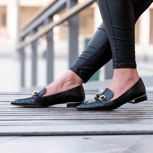 MOCASSIM COM CORRENTE EM DOURADO VERONA-171 EM PRETO CROCO